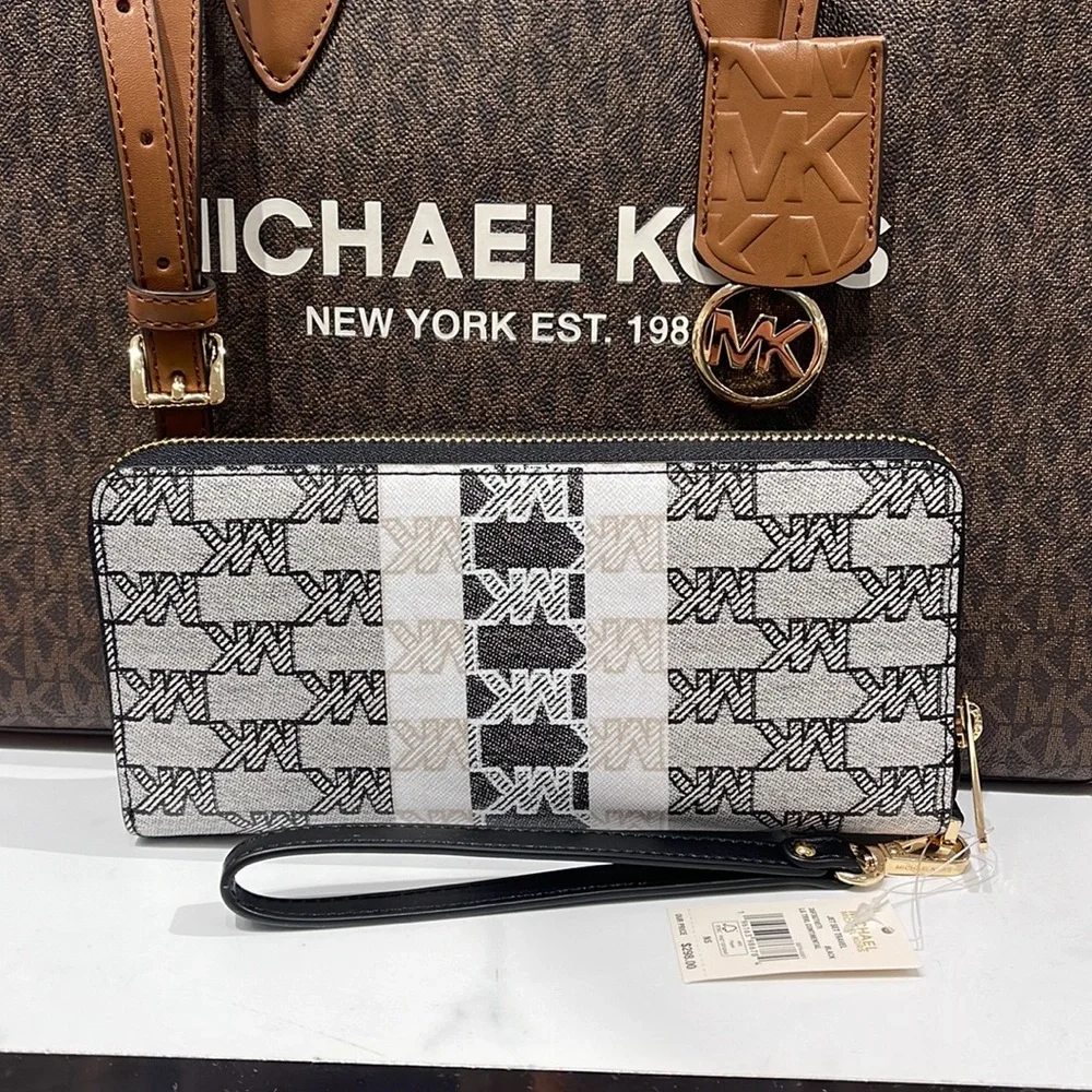 MICHAEL KORS Leather Continental Phone Holder Wristlet Wallet
Black
NWT - Picture 2 of 16